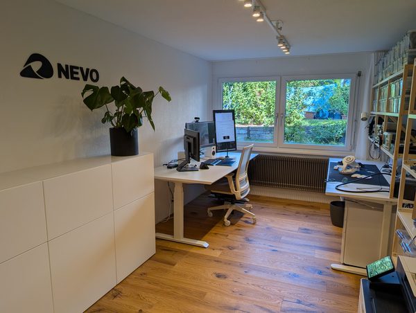Büro zuhause — mit Elektronikplatz gleich daneben.